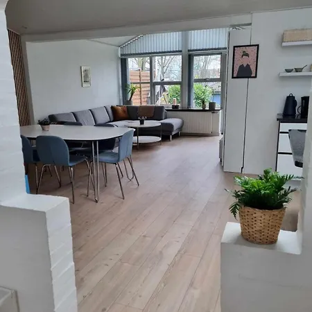 Villa Cozy Modern House With Garden